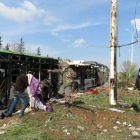 Algunos de los cadáveres yacen en el suelo junto a los autobuses. EFE