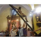 El grupo de montadores de Angustias y Soledad, en plena labor con la talla del Santo Cristo. DL