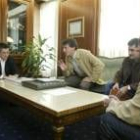 Un momento de la reunión celebrada ayer entre los vecinos de Eras, el alcalde y varios concejales