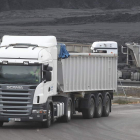 El sector del transporte en el Bierzo cuenta con más oferta que demanda. L. DE LA MATA