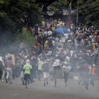 Manifestantes opositores se enfrentan a la Guardia Nacional Bolivariana (GNB) en Caracas.