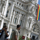 La bandera multicolor del colectivo LGTB, en la fachada del Ayuntamiento de Madrid con motivo de las fiestas del Orgullo en el 2017.