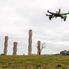 Un dron sobrevuela la Universitat Autònoma de Barcelona.