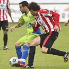 Omar, titular ayer en el Ruta de la Plata, pelea un balón ante un jugador del equipo zamorano.