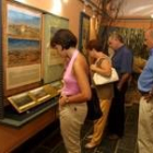 Turistas visitando el interior del Aula Arqueológica de Las Médulas, en una imagen de archivo