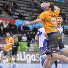 El extremo leonés Mario López celebra uno de sus tres goles ante Granollers. XAVIER SOLANAS