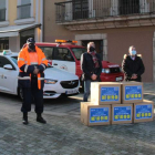 Voluntarios de Protección Civil y taxistas con las mascarillas. DL