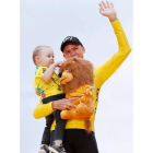 Froome celebra junto a su hijo el cuarto Tour de Francia. LANGSDON
