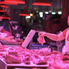 Un cliente compra carne en un mercado en Shenyang, en la provincia de Liaoning, al noreste de China.