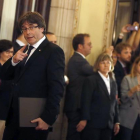 El presidente de la Generalitat, Carles Puigdemont se dirige a otra reunión.
