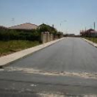 Aspecto de una de las calles del polígono de San Antón recién pavimentada