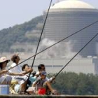 Un grupo de japoneses pescaron ayer frente a la central nuclear de Mihama