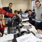 Jaime Aznar, con la bufanda del Atlético de Madrid, Pablo Ramos, que muestra la página de la Cultural y Víctor Rodado, de pie, con otros compañeros de la web.