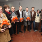 Los homenajeados en Columbrianos, ayer con la placa.