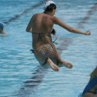 Una bañista en las piscinas de Sáenz de Miera. JESÚS F. SALVADORES