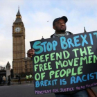 Un manifestante con una pancarta en contra del 'brexit', en Londres.