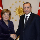 Merkel estrecha la mano del presidente turco, Recep Tayyip Erdogan, en Ankara, este lunes.