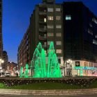 La fuente de la plaza de Lazúrtegui iluminada en la noche del pasado lunes. CRIS PAZOS