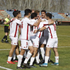 Los jugadores del filial culturalista felicitan a Marc Padilla tras marcar el gol. MARCIANO PÉREZ