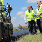 El consejero de Fomento y Medio Ambiente, Antonio Silván, visitando ayer las obras de la A-231.