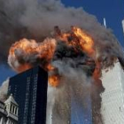 Humo, llamas y escombros brotaron de las Torres Gemelas tras el atentado terrorista