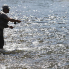 Los ríos leoneses se han convertido en un atractivo tanto para los pescadores de la provincia como los de otras latitudes. JESÚS