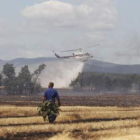 Un helicóptero arroja su carga de agua en un incendio en Quintanilla del Monte, en agosto del año pa