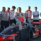 Lewis Hamilton junto a los mecánicos de su escudería antes de comenzar los ensayos en Mahón