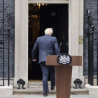Boris Johnson en el 10 de Downing Street tras anunciar el jueves que dimitía. TOLGA AKMEN