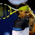 El tenista español Rafael Nadal devuelve la bola al belga Christophe Rochus.