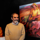 El artista Guerra Calle posa junto a dos de sus obras.