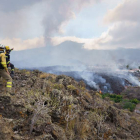 Una colada de lava se desplaza por Los Llanos de Aridane, donde se desalojó a la población. R. DE LA ROCHA