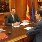 El Rey ​mantiene su primer despacho como Jefe del Estado con el presidente del Gobierno, Mariano Rajoy.