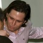 Javier Villanueva se abraza a su padre al escuchar la sentencia absolutoria