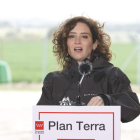La presidenta de la Comunidad de Madrid, Isabel Díaz Ayuso, ayer en un acto con agricultores. ZIPI ARAGÓN