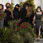 La actriz Ana Obregón (segunda por la izquierda) llega al funeral a los 48 días de morir su hijo. EFE