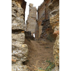 Arriba, vista de la preocupante separación de los muros antes del comienzo de las obras. Abajo, dos aspectos de unos trabajos que persiguen «garantizar la estabilidad del monumento».