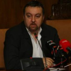 El concejal Tino Morán durante la rueda de prensa de ayer en el salón de plenos del Ayuntamiento