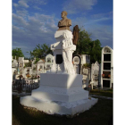 Mompós. Cementerio. Aquí reposan los restos de Candelario Obeso, cuyo busto remata el monumento.