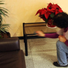 Una empleada del hogar trabajando en un servicio.