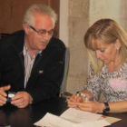 Isabel Carrasco recibió de Carlos González la medalla de oro.