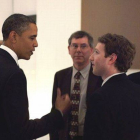 Barack Obama saluda a Mark Zuckerberg en un encuentra con magnates de internet, en febrero del 2011 en San Francisco.