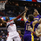 Hilario entra a canasta ante Gasol.