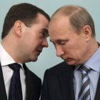 El presidente ruso conversa con el primer ministro.