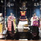 Vista de varios vestidos expuestos que fueron utilizados por la artista mexicana Frida Kahlo. NEIL HALL