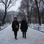 Teresa Sevillano, junto a una amiga, pasea en invierno por la ciudad de Cracovia.