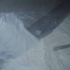 Entrada de leche a un tanque de refrigeración, ayer tarde en una explotación de la zona del Órbigo