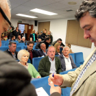 Ramón en primer plano, observado por Clemades Rodríguez.