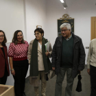 Patricia Centeno, Luisa Traseira, Elena Aguado, Francisco Carantoña y Graciliano Palomo, ayer en la inauguración de la exposición. Documentos y objetos de la muestra. F. OTERO