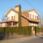 La vivienda de la presunta estafadora en Vilecha permanecía ayer cerrada a cal y canto.